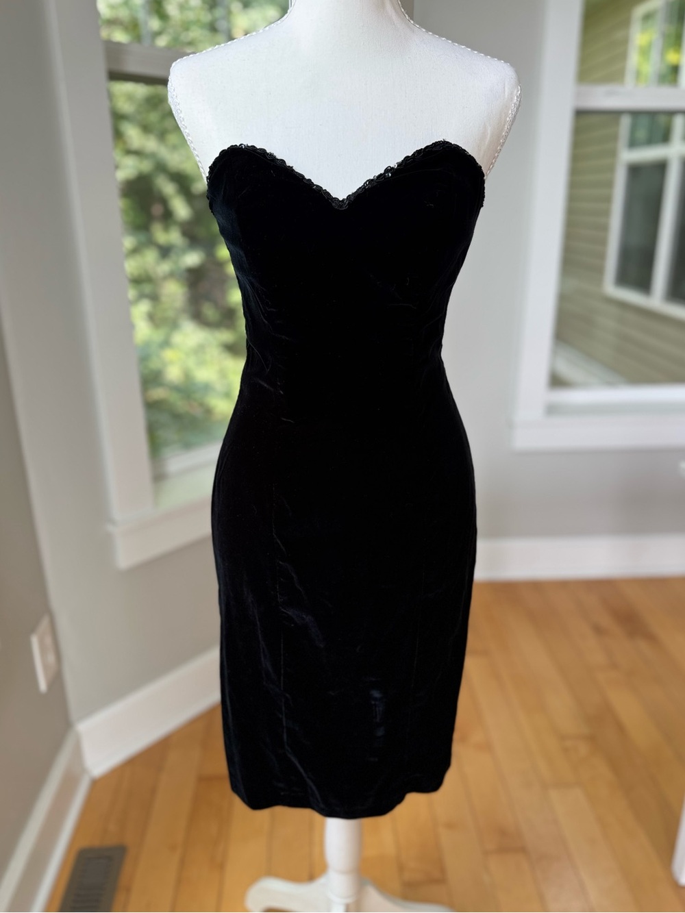 Vintage 80’s Zum Zum Black Beaded Trim Strapless Velvet Sheath Dress Sz 7/8